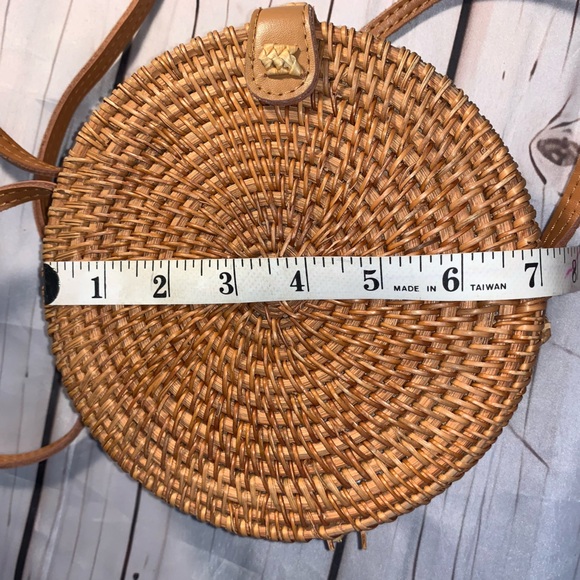 Urban Outfitters Circle Straw Crossbody Bag - Picture 11 of 13